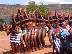 Venda - Venda volk - Jonge meisjes dansen er de Domba-dans